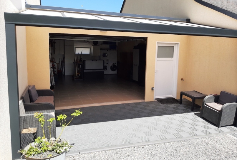 Garage accolé en béton enduit